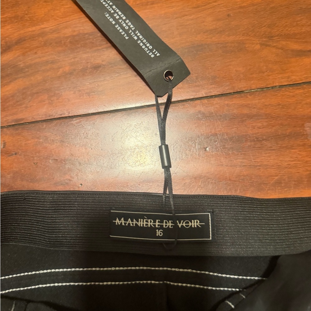 Maniere De Voir Black Faux Leather Cargo Bike Shorts with Side Pocket - Picture 3 of 10